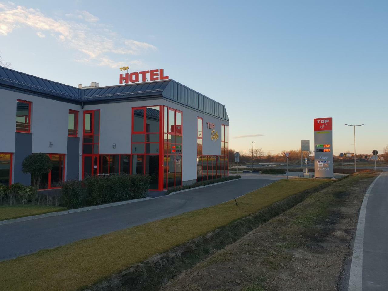 Top Hotel Vertesszolos エクステリア 写真
